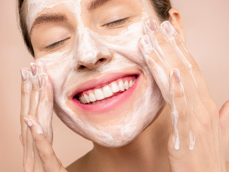 How to Choose the Right Facial Cleanser for Yourself?